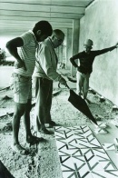 Athos orientando funcionários na colocação os azulejos da obra do Hospital Sarah em Brasília. <em>Foto: Arquivo</em>